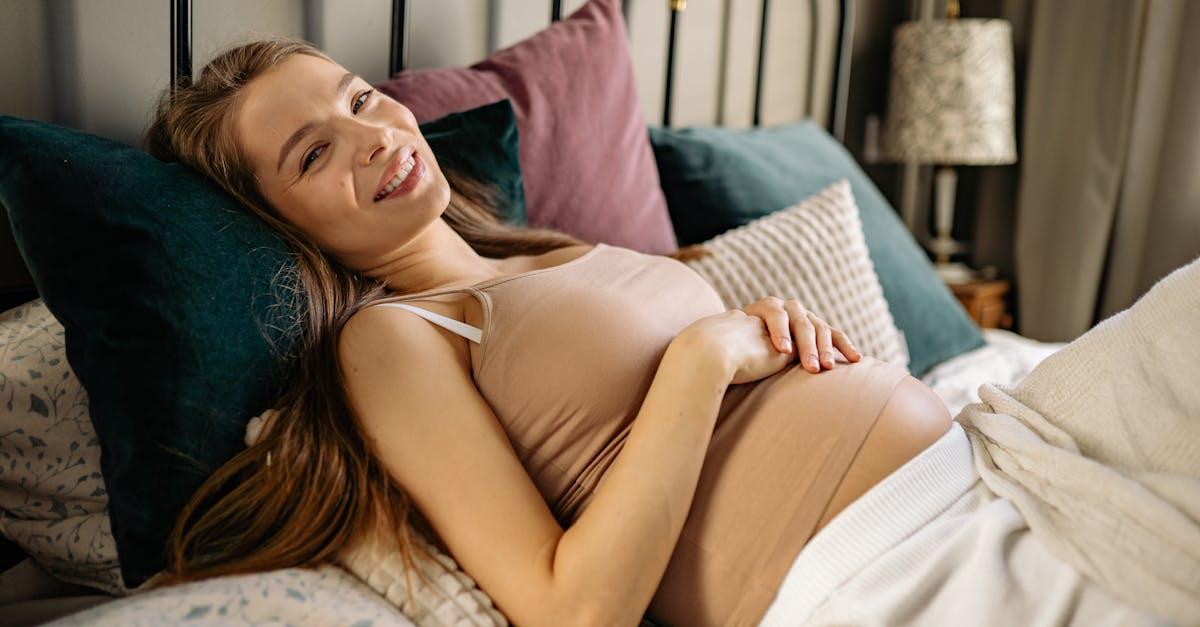 Sen jak na chmurce w ciąży: pozycje i poduszki, które odmienią Twoje noce