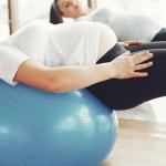 Trzeci trymestr w ruchu: bezpieczne ćwiczenia, które dodają energii i przygotowują do porodu