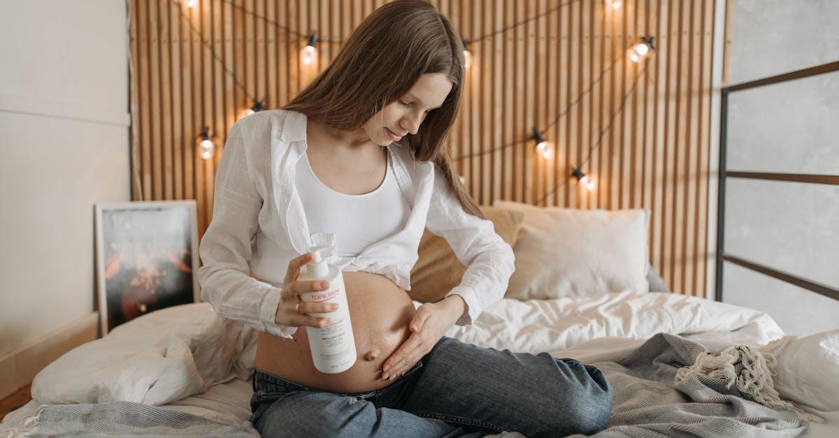 Od blasku po rozstępy: bezpieczna pielęgnacja skóry w ciąży krok po kroku