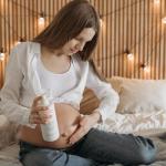 Od blasku po rozstępy: bezpieczna pielęgnacja skóry w ciąży krok po kroku