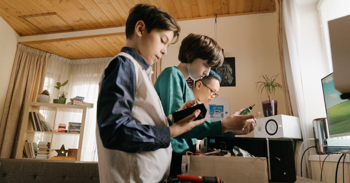 Rodzinne ekspedycje po świecie technologii: bawcie się, uczcie i odkrywajcie mądre gadżety