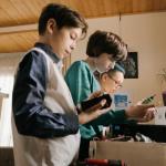 Rodzinne ekspedycje po świecie technologii: bawcie się, uczcie i odkrywajcie mądre gadżety