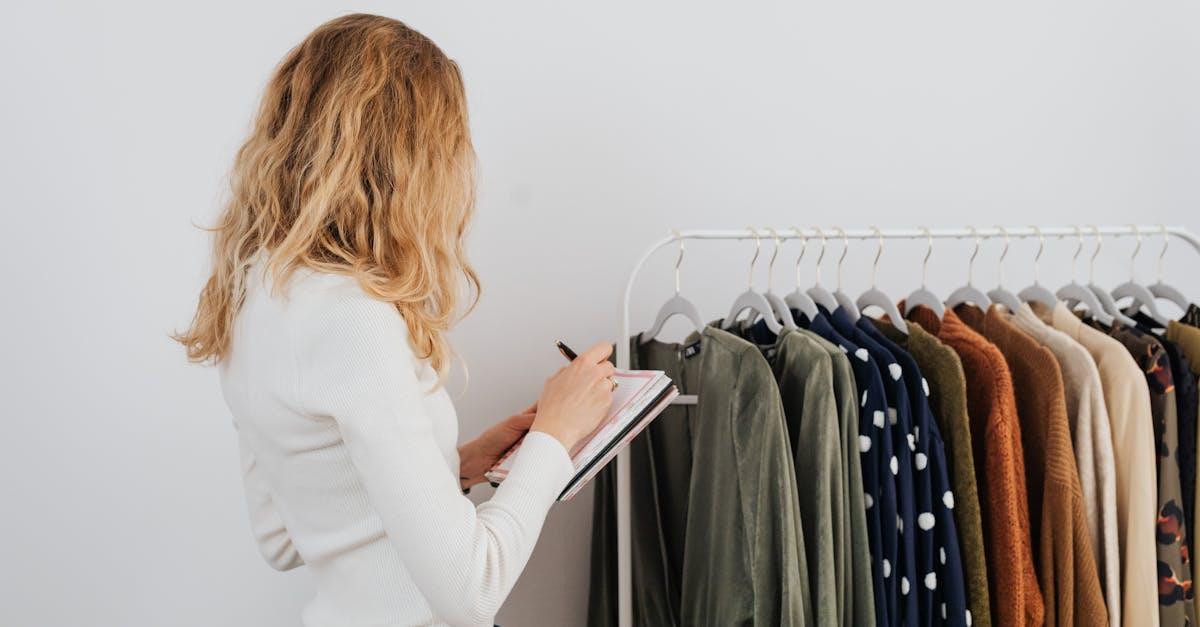 Szafa przyszłej mamy bez chaosu: jak zbudować kapsułową garderobę na każdy trymestr