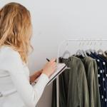 Szafa przyszłej mamy bez chaosu: jak zbudować kapsułową garderobę na każdy trymestr