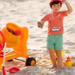 Walizka małego plażowicza: sprytny niezbędnik na rodzinne wakacje nad morzem