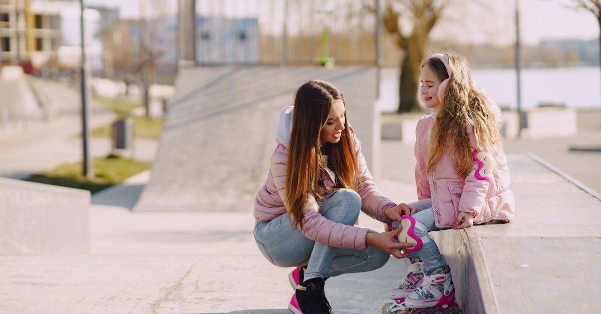 Pierwsza sportowa przygoda dziecka: rower biegowy czy rolki – co wybrać na start?