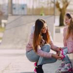 Pierwsza sportowa przygoda dziecka: rower biegowy czy rolki – co wybrać na start?