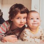Od jedynaka do starszaka: sprawdzone sposoby na dobry start rodzeństwa