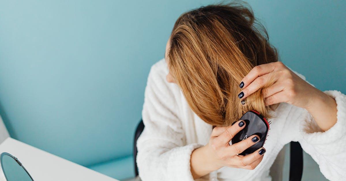 Mniej włosów na szczotce: 9 prostych sposobów na mocniejsze pasma już od dziś