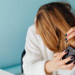 Mniej włosów na szczotce: 9 prostych sposobów na mocniejsze pasma już od dziś