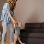 W górę, maluchu! Bezpieczne i radosne początki stawania