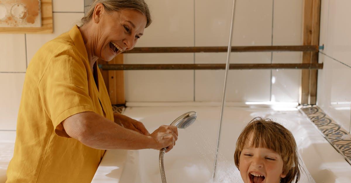 Mała łazienka, wielkie możliwości kąpieli: sprytna organizacja dla spokojnych wieczorów z niemowlakiem