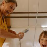 Mała łazienka, wielkie możliwości kąpieli: sprytna organizacja dla spokojnych wieczorów z niemowlakiem