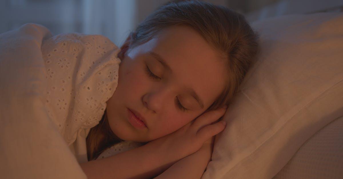 Zdrowy sen szkolniaka: ile godzin pomaga mu rosnąć, uczyć się i mieć energię