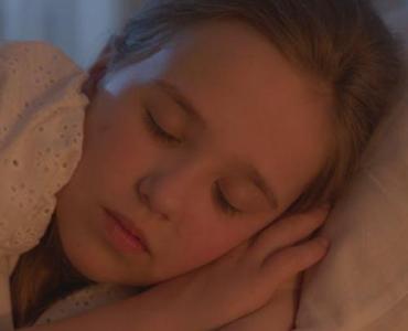 Zdrowy sen szkolniaka: ile godzin pomaga mu rosnąć, uczyć się i mieć energię