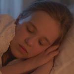 Zdrowy sen szkolniaka: ile godzin pomaga mu rosnąć, uczyć się i mieć energię