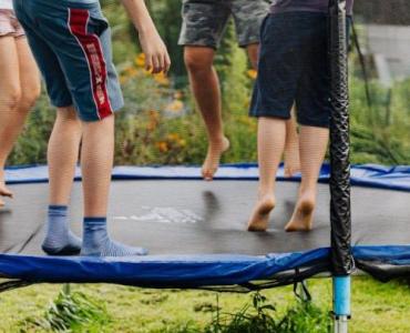 Zamień ogród w krainę przygód: proste patenty na bezpieczny plac zabaw dla małych odkrywców