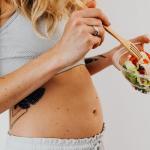 Bezpieczny talerz przyszłej mamy: co lepiej omijać w menu podczas ciąży