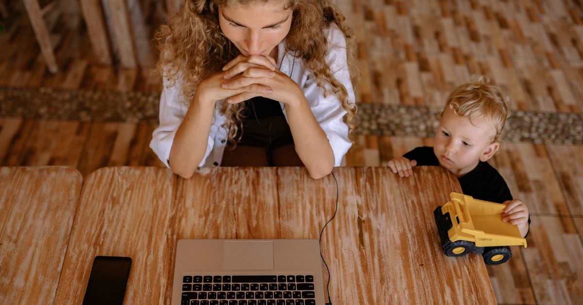 Domowe biuro z uśmiechem: sprawdzone patenty na łączenie pracy i opieki nad dzieckiem