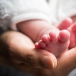 Gdy świat brzmi zbyt głośno: pierwsze spotkania maluszka z dźwiękami i jak je oswoić