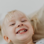 Pożegnanie z mleczakami: kiedy zaczynają wypadać i jak przebiega ten proces u dzieci