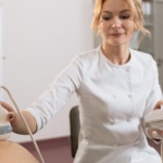 Pierwsze spotkanie z położną bez stresu: praktyczna checklista dla młodych rodziców
